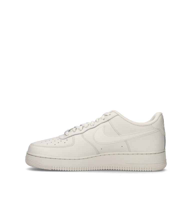 NIKE AIR FORCE 1 '07 Sneaker uomo bianca in pelle